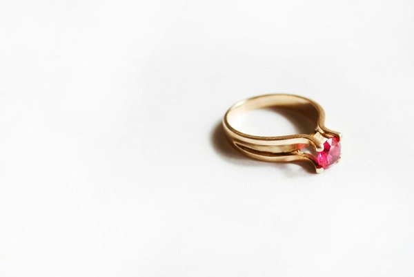 La bague rubis femme : un bijou chargé d'émotions et d'histoire